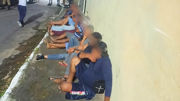 MG: com 52 galos, PM fecha local usado para rinha e conduz 20 pessoas para a Delegacia MG: com 52 galos, PM fecha local usado para rinha e conduz 20 pessoas para a Delegacia