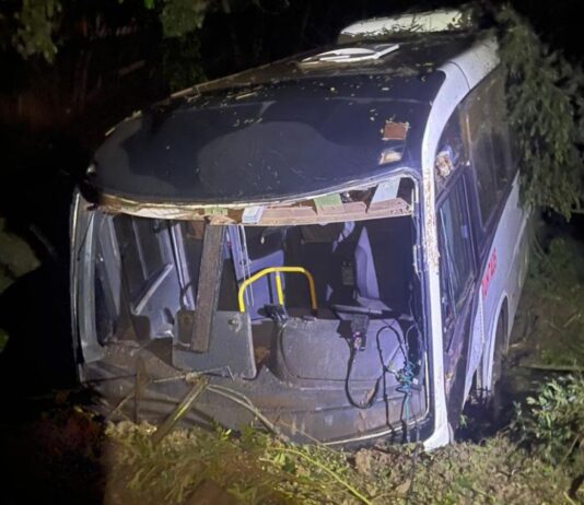 Itabirito: ônibus despenca em ribanceira de cerca de 100 metros e cai em córrego no São Mateus Itabirito: ônibus despenca em ribanceira de cerca de 100 metros e cai em córrego no São Mateus