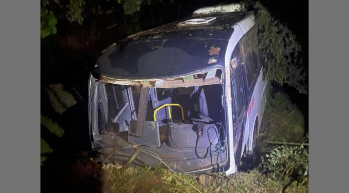 Itabirito: ônibus despenca em ribanceira de cerca de 100 metros e cai em córrego no São Mateus Itabirito: ônibus despenca em ribanceira de cerca de 100 metros e cai em córrego no São Mateus