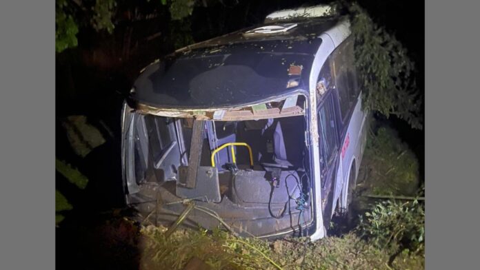 Itabirito: ônibus despenca em ribanceira de cerca de 100 metros e cai em córrego no São Mateus