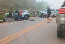 BR-356, Itabirito: choque entre Hilux e Tracker deixa 4 feridos perto do Paraki; helicóptero acionado BR-356, Itabirito: choque entre Hilux e Tracker deixa 4 feridos perto do Paraki; helicóptero acionado