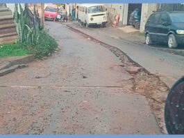 Itabirito: grande dreno se forma em meio ao asfalto de rua do Country e gera reclamações Itabirito: grande dreno se forma em meio ao asfalto de rua do Country e gera reclamações
