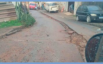 Itabirito: grande dreno se forma em meio ao asfalto de rua do Country e gera reclamações Itabirito: grande dreno se forma em meio ao asfalto de rua do Country e gera reclamações