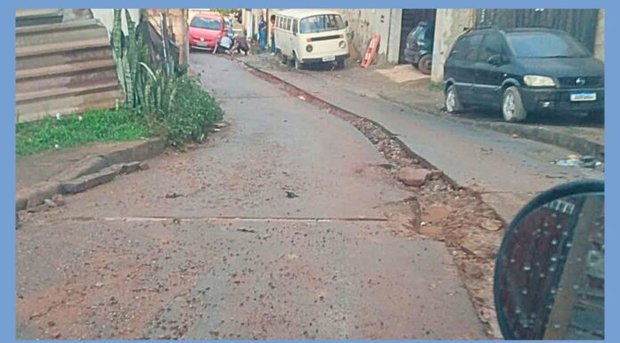 Itabirito: grande dreno se forma em meio ao asfalto de rua do Country e gera reclamações Itabirito: grande dreno se forma em meio ao asfalto de rua do Country e gera reclamações