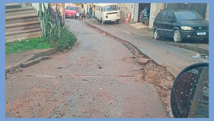 Itabirito: grande dreno se forma em meio ao asfalto de rua do Country e gera reclamações
