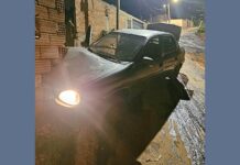 Itabirito: homem joga carro contra viatura da PM e pula do veículo, que acaba atingindo um bar Itabirito: homem joga carro contra viatura da PM e pula do veículo, que acaba atingindo um bar