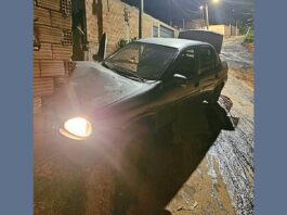 Itabirito: homem joga carro contra viatura da PM e pula do veículo, que acaba atingindo um bar Itabirito: homem joga carro contra viatura da PM e pula do veículo, que acaba atingindo um bar