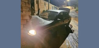 Itabirito: homem joga carro contra viatura da PM e pula do veículo, que acaba atingindo um bar Itabirito: homem joga carro contra viatura da PM e pula do veículo, que acaba atingindo um bar