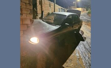 Itabirito: homem joga carro contra viatura da PM e pula do veículo, que acaba atingindo um bar Itabirito: homem joga carro contra viatura da PM e pula do veículo, que acaba atingindo um bar