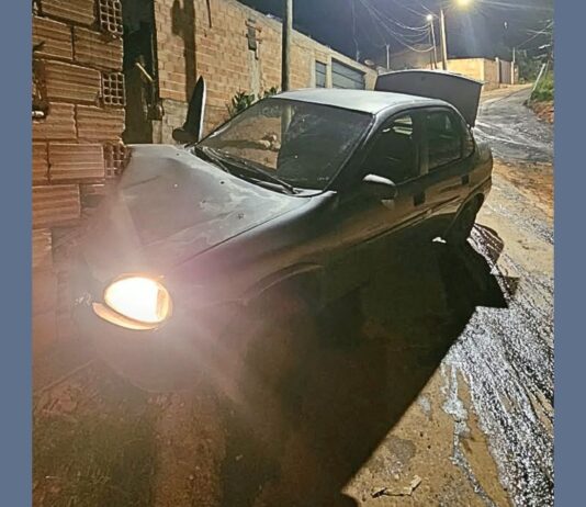 Itabirito: homem joga carro contra viatura da PM e pula do veículo, que acaba atingindo um bar Itabirito: homem joga carro contra viatura da PM e pula do veículo, que acaba atingindo um bar