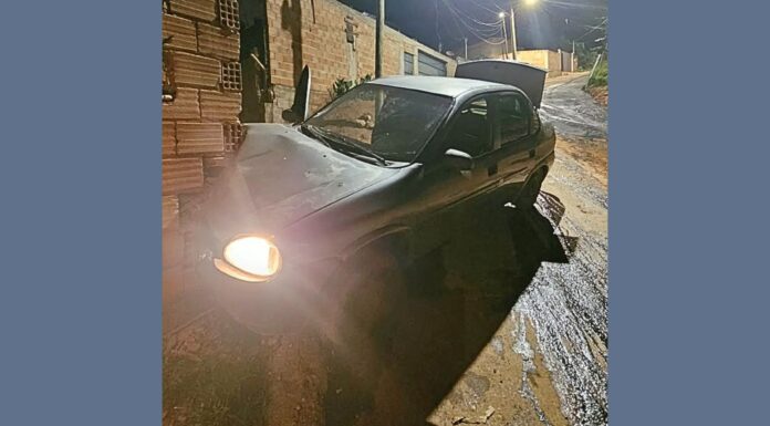 Itabirito: homem joga carro contra viatura da PM e pula do veículo, que acaba atingindo um bar Itabirito: homem joga carro contra viatura da PM e pula do veículo, que acaba atingindo um bar