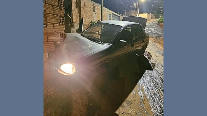 Itabirito: homem joga carro contra viatura da PM e pula do veículo, que acaba atingindo um bar Itabirito: homem joga carro contra viatura da PM e pula do veículo, que acaba atingindo um bar