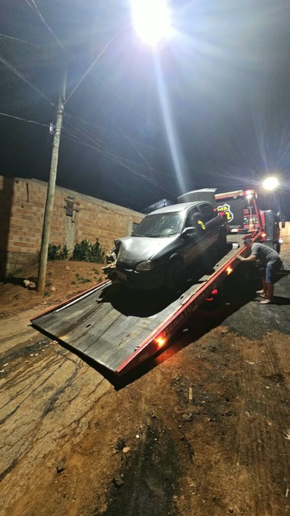 Itabirito: homem joga carro contra viatura da PM, pula do veículo, que acaba atingindo um bar