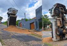 MG: ao tentar subir morro, caminhão carregado com areia tomba e fica em pé; VEJA VÍDEO MG: ao tentar subir morro, caminhão carregado com areia tomba e fica em pé; VEJA VÍDEO
