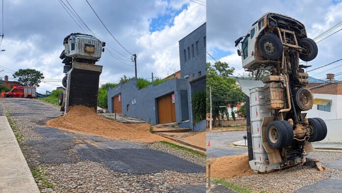 MG: ao tentar subir morro, caminhão carregado com areia tomba e fica em pé; VEJA VÍDEO MG: ao tentar subir morro, caminhão carregado com areia tomba e fica em pé; VEJA VÍDEO