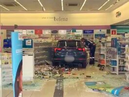 Motorista perde controle de carro e invade drogaria em BH Motorista perde controle de carro e invade drogaria em BH