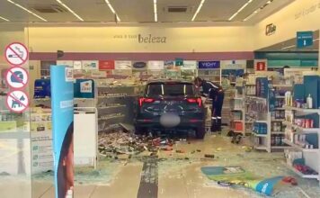Motorista perde controle de carro e invade drogaria em BH Motorista perde controle de carro e invade drogaria em BH