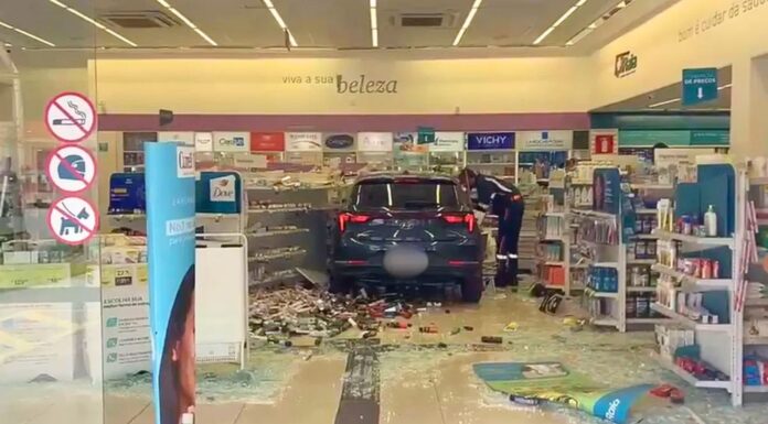 Motorista perde controle de carro e invade drogaria em BH Motorista perde controle de carro e invade drogaria em BH