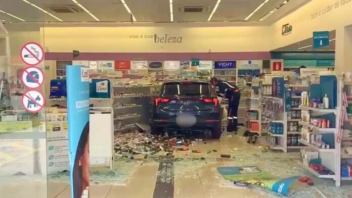 Motorista perde controle de carro e invade drogaria em BH Motorista perde controle de carro e invade drogaria em BH