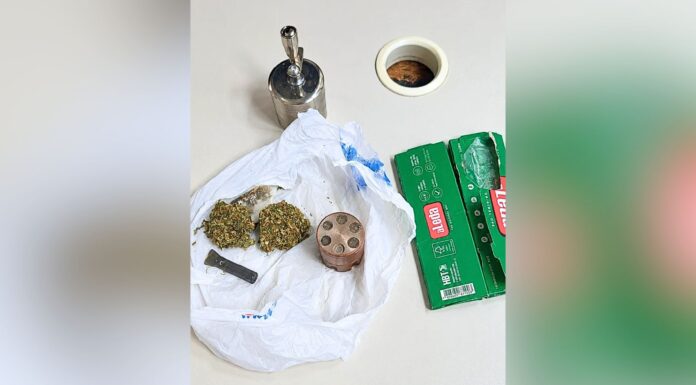 Jovens de 19 e 25 anos decidem fumar maconha em via pública de Itabirito e se dão mal Jovens de 19 e 25 anos decidem fumar maconha em via pública de Itabirito e se dão mal