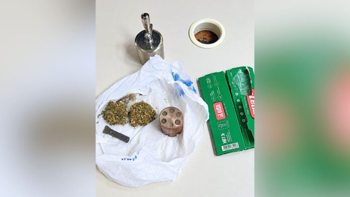 Jovens de 19 e 25 anos decidem fumar maconha em via pública de Itabirito e se dão mal