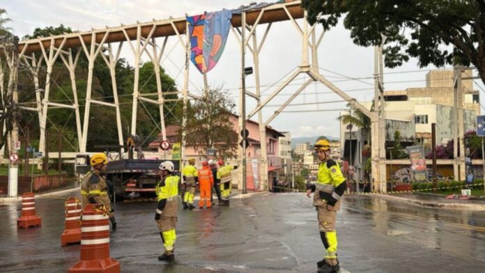 Após temporal, Defesa Civil isola Aqueduto Bicame, em Nova Lima, e orienta moradores a deixarem área Após temporal, Defesa Civil isola Aqueduto Bicame, em Nova Lima, e orienta moradores a deixarem área