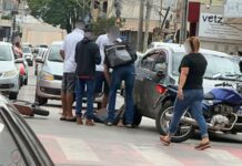 Após avançar sinal fechado, dupla, em bicicleta elétrica, bate em carro no Centro de Itabirito Após avançar sinal fechado, dupla em bicicleta elétrica bate em carro no Centro de Itabirito