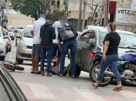 Após avançar sinal fechado, dupla, em bicicleta elétrica, bate em carro no Centro de Itabirito Após avançar sinal fechado, dupla em bicicleta elétrica bate em carro no Centro de Itabirito