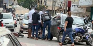 Após avançar sinal fechado, dupla, em bicicleta elétrica, bate em carro no Centro de Itabirito Após avançar sinal fechado, dupla em bicicleta elétrica bate em carro no Centro de Itabirito