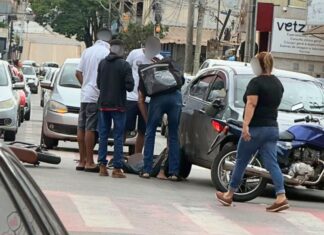 Após avançar sinal fechado, dupla, em bicicleta elétrica, bate em carro no Centro de Itabirito Após avançar sinal fechado, dupla em bicicleta elétrica bate em carro no Centro de Itabirito