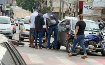 Após avançar sinal fechado, dupla, em bicicleta elétrica, bate em carro no Centro de Itabirito Após avançar sinal fechado, dupla em bicicleta elétrica bate em carro no Centro de Itabirito