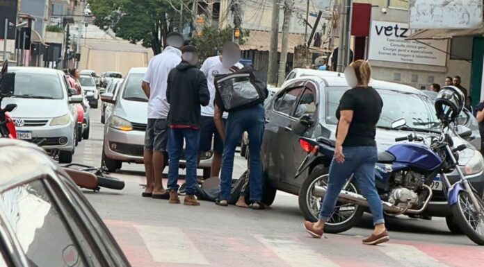 Após avançar sinal fechado, dupla, em bicicleta elétrica, bate em carro no Centro de Itabirito Após avançar sinal fechado, dupla em bicicleta elétrica bate em carro no Centro de Itabirito