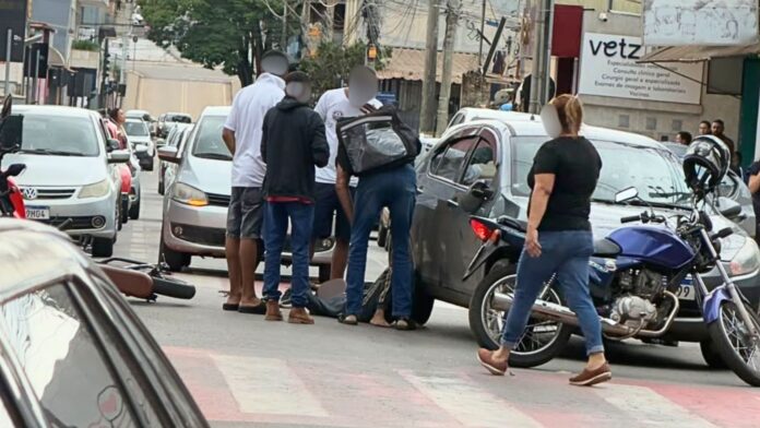 Após avançar sinal fechado, dupla em bicicleta elétrica bate em carro no Centro de Itabirito Após avançar sinal fechado, dupla em bicicleta elétrica bate em carro no Centro de Itabirito