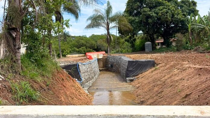 Ouro Preto reforça margens de córrego para proteger pontes contra erosões no Maracujá Ouro Preto reforça margens de córrego para proteger pontes contra erosões no Maracujá