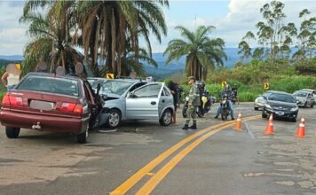 BR-356, Itabirito: batida entre 3 carros dificulta trânsito na Serra da Santa; VEJA VÍDEO BR-356, Itabirito: batida entre 3 carros dificulta trânsito na Serra da Santa; VEJA VÍDEO