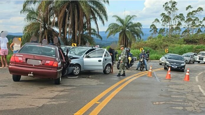 BR-356, Itabirito: batida entre 3 carros dificulta trânsito na Serra da Santa; VEJA VÍDEO