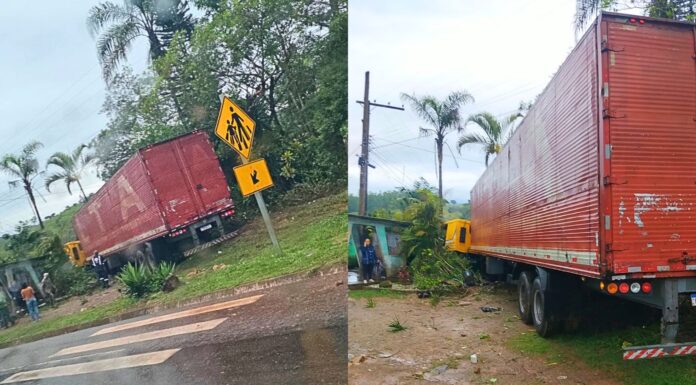 BR-356, Ouro Preto: carreta perde o controle ao passar por quebra-molas nos Coelhos BR-356, Ouro Preto: carreta perde o controle ao passar por quebra-molas nos Coelhos