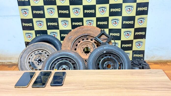 Trio é preso na BR-040 por furtar de rodas e macacos automotivos em Itabirito Trio é preso na BR-040 por furtar de rodas e macacos automotivos em Itabirito