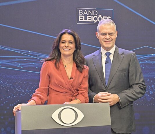 Adriana Araújo, que mediou o 1º debate entre Flávio e Lula, é prata da casa em Itabirito Adriana Araújo, que mediou o 1º debate entre Flávio e Lula, é prata da casa em Itabirito
