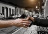 Mariana: homem é empurrado enquanto conversa ao celular na rua e tem aparelho roubado Mariana: homem é empurrado e roubado enquanto conversa ao celular na rua