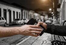 Mariana: homem é empurrado enquanto conversa ao celular na rua e tem aparelho roubado Mariana: homem é empurrado e roubado enquanto conversa ao celular na rua