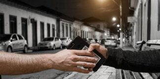 Mariana: homem é empurrado enquanto conversa ao celular na rua e tem aparelho roubado Mariana: homem é empurrado e roubado enquanto conversa ao celular na rua