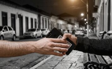 Mariana: homem é empurrado enquanto conversa ao celular na rua e tem aparelho roubado Mariana: homem é empurrado e roubado enquanto conversa ao celular na rua