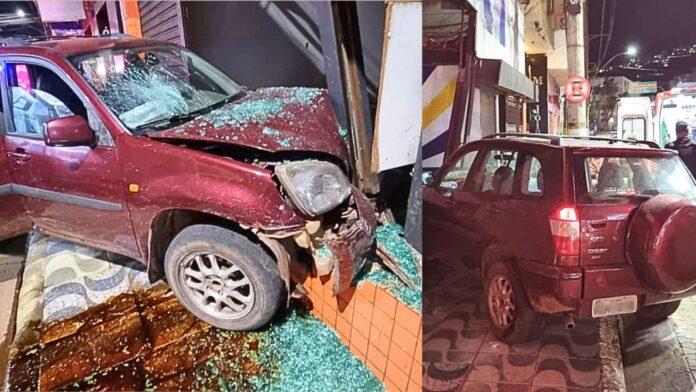 Itabirito: após embate entre motoristas, SUV invade passeio e acerta com violência porta de antigo comitê