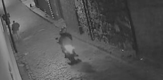 Vídeo mostra guarda municipal à paisana e desarmado fugindo de assaltantes em Ouro Preto Imagine ter de lidar com a criminalidade estando desarmado. Foi o que aconteceu com um guarda civil municipal (GCM) de Ouro Preto (MG), que estava sem uniforme (fora do expediente) quando foi abordado por dois indivíduos em uma moto.