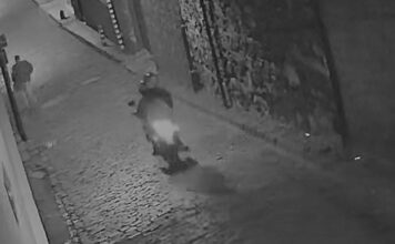 Vídeo mostra guarda municipal à paisana e desarmado fugindo de assaltantes em Ouro Preto Imagine ter de lidar com a criminalidade estando desarmado. Foi o que aconteceu com um guarda civil municipal (GCM) de Ouro Preto (MG), que estava sem uniforme (fora do expediente) quando foi abordado por dois indivíduos em uma moto.