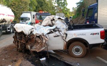 MG: violento choque entre caminhão e picape deixa motorista morto na BR-381 MG: violento choque entre caminhão e picape deixa motorista morto na BR-381