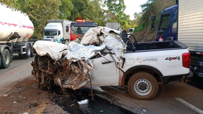 MG: violento choque entre caminhão e picape deixa motorista morto na BR-381 MG: violento choque entre caminhão e picape deixa motorista morto na BR-381